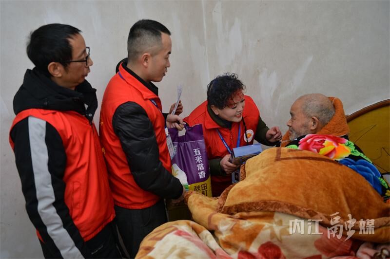 爱在甜城！内江爱心志愿者入户关爱孤寡老人-1.jpg