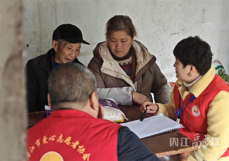 爱在甜城！内江爱心志愿者入户关爱孤寡老人-4.jpg