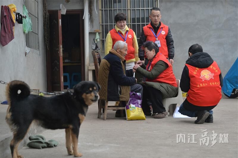 爱在甜城！内江爱心志愿者入户关爱孤寡老人-9.jpg