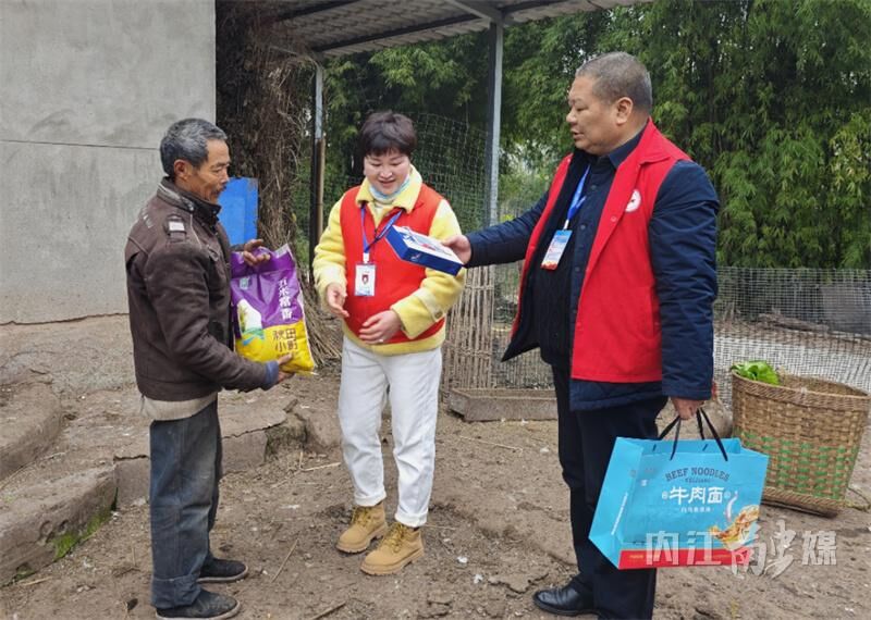 爱在甜城！内江爱心志愿者入户关爱孤寡老人-3.jpg