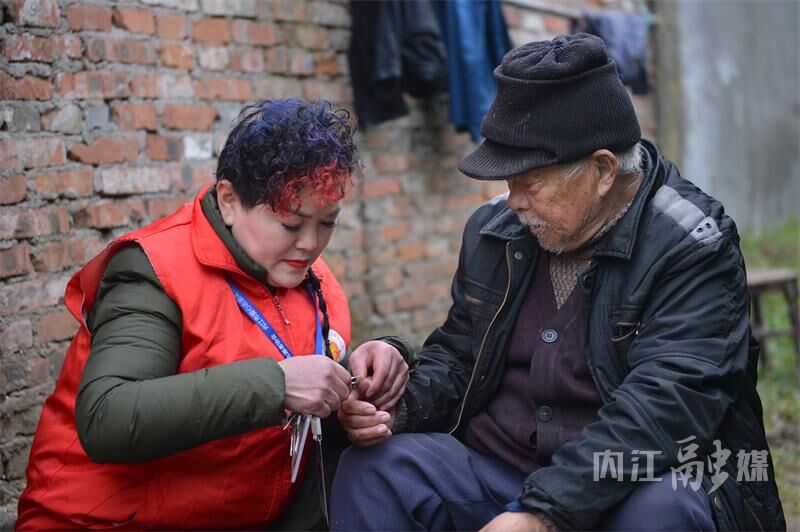 爱在甜城！内江爱心志愿者入户关爱孤寡老人-6.jpg