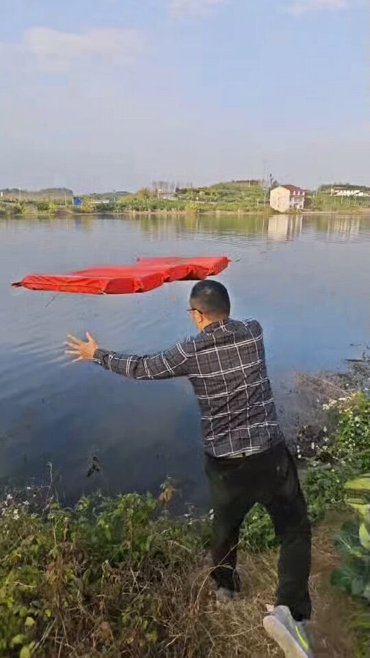 内江：少年不慎落水 岸上众人合力上演“拔河式”救援-1.jpg