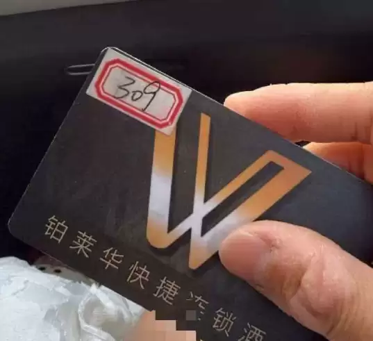 快捷酒店内消杀工作人员错开房门，房内女子未着衣物，个人隐私遭到泄露
New