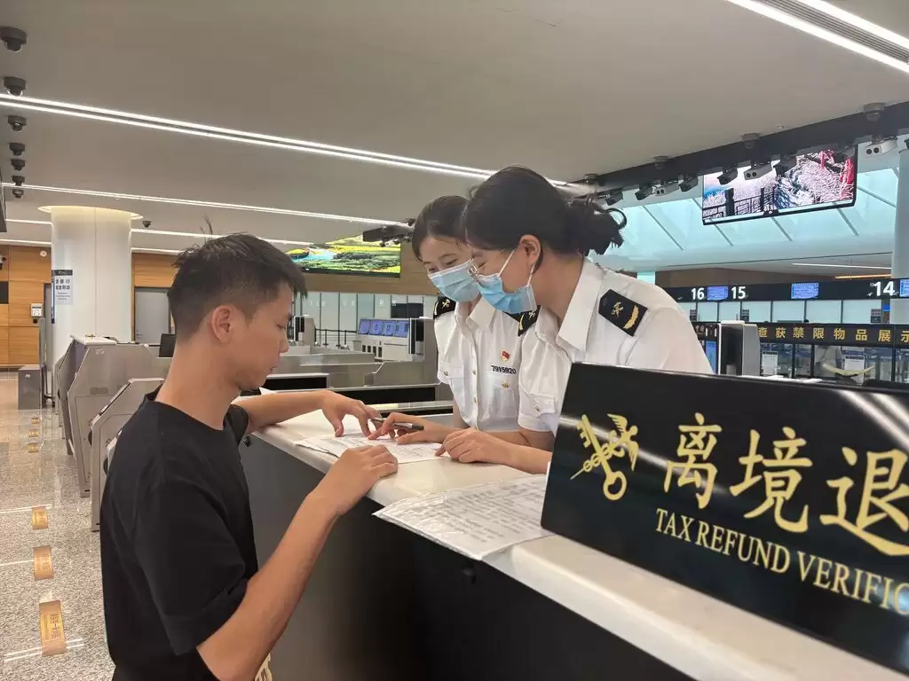 @入境游客 来川消费更方便，离境退税2.0政策正式启动
New
