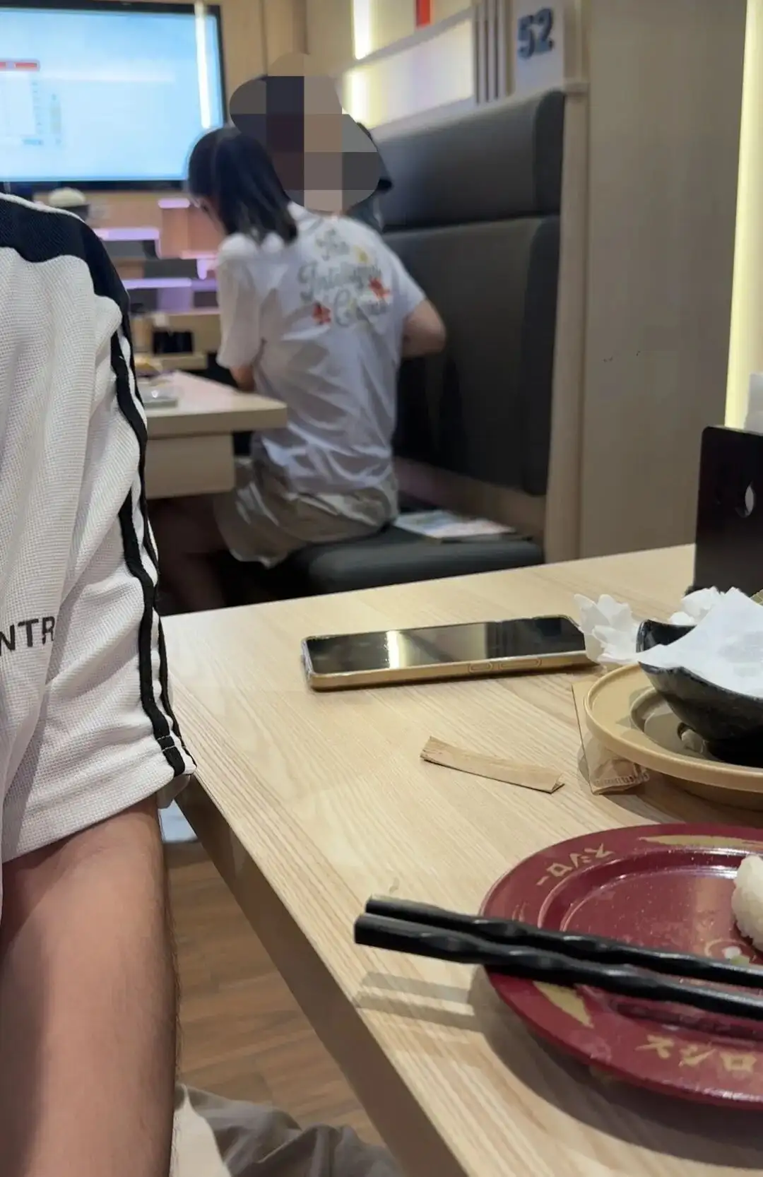儿童在寿司郎店内小便引争议，有店员经过但未及时制止，门店回应
New