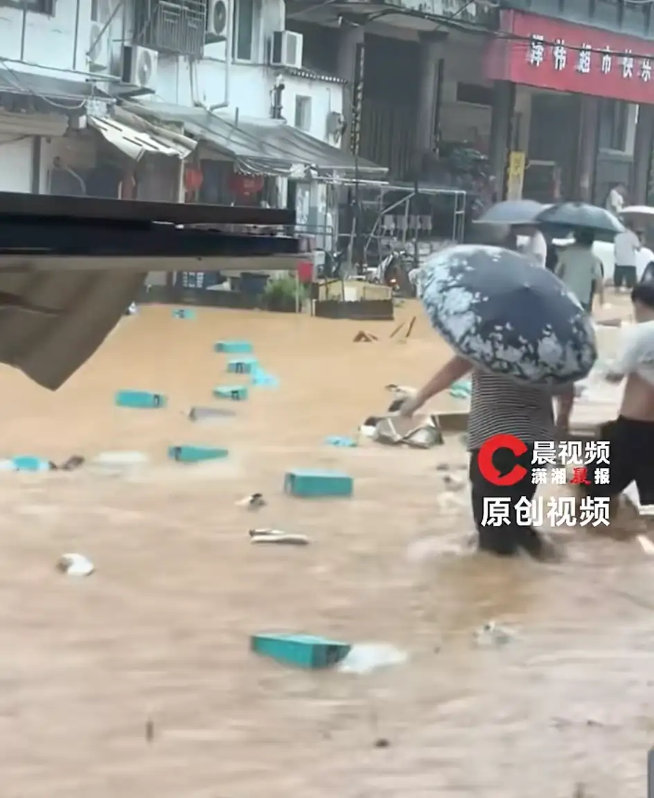 暴雨致温州多家鞋厂被淹，鞋盒漂满街头，知情者：有村民在积水中捞鞋
New